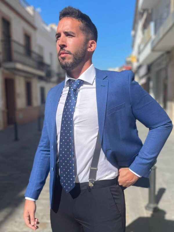 hombre con americana de color azul azafata