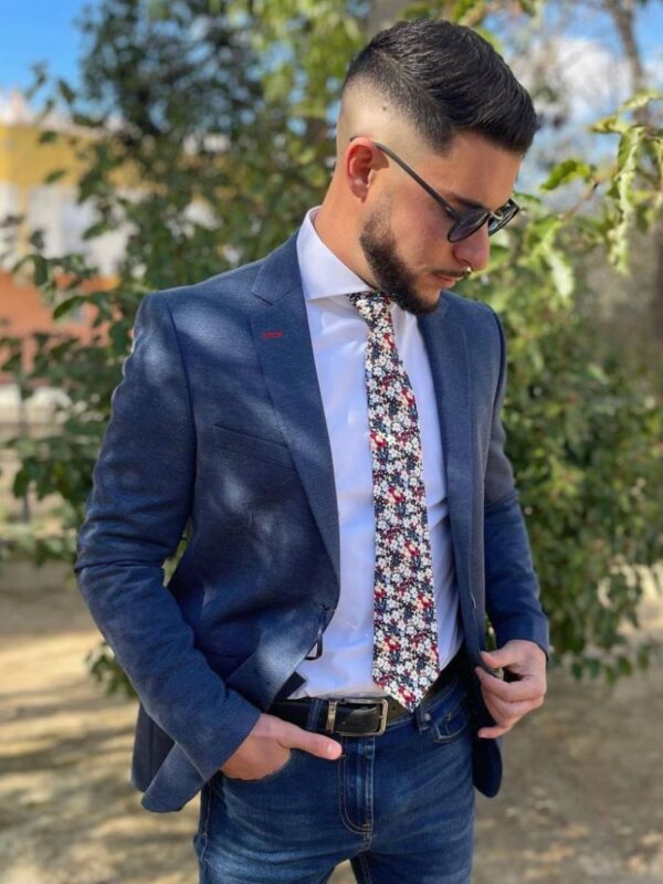 hombre vestido con chaqueta azul y corbata