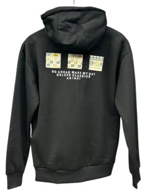 sudadera negra con capucha