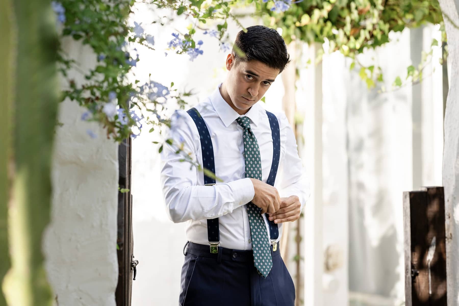 corbata verde y traje de chaqueta