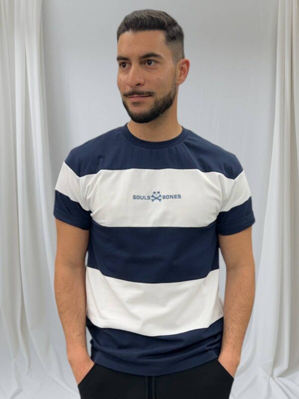 camiseta de rayas hrizontales azul y blanco souls bones