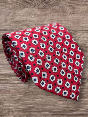 corbata roja con detalles azul y blanco