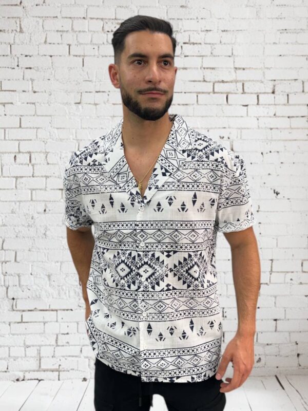camisa hawaiana azul y blanca etnica