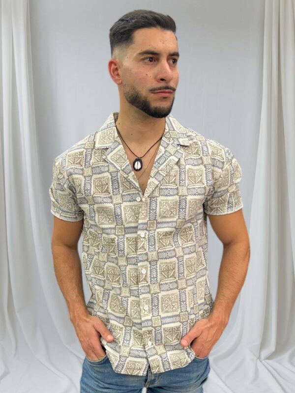 camisa hawaiana kaki azul y blanca